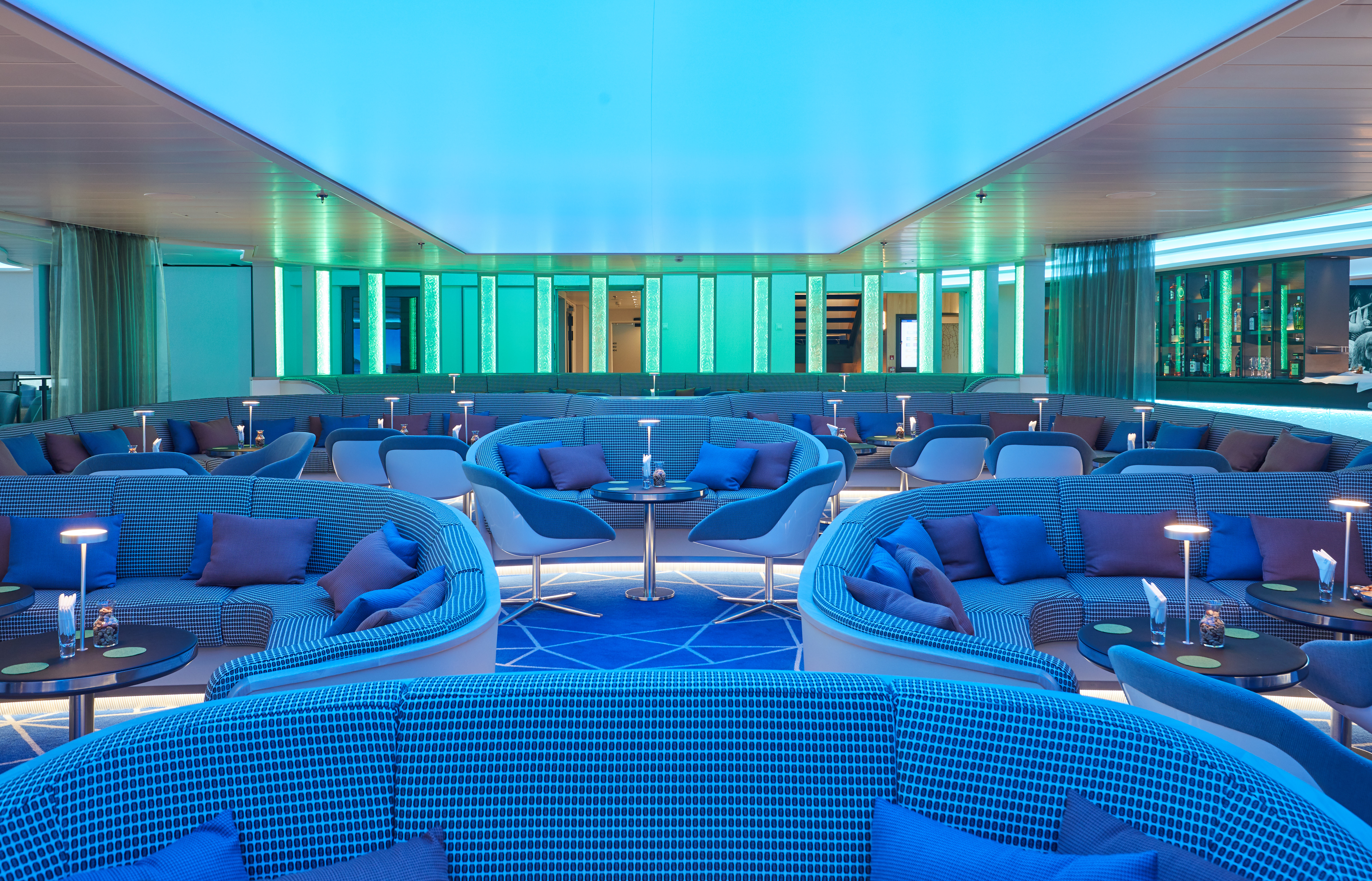 Föreläsningar, genomgångar och andra berikningsaktiviteter hålls i HanseAtrium, fartygets sociala nav