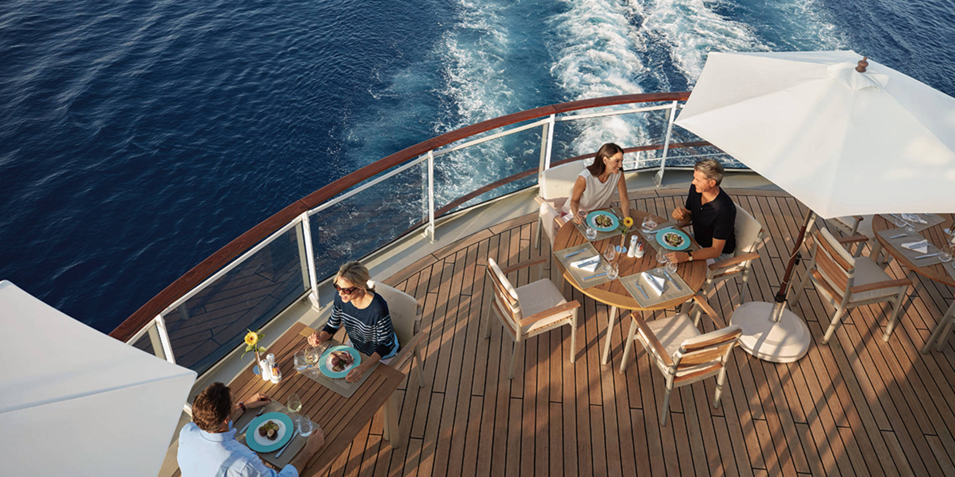 På Yacht Club kan du uppleva det finaste köket och en oförglömlig panoramautsikt över havet