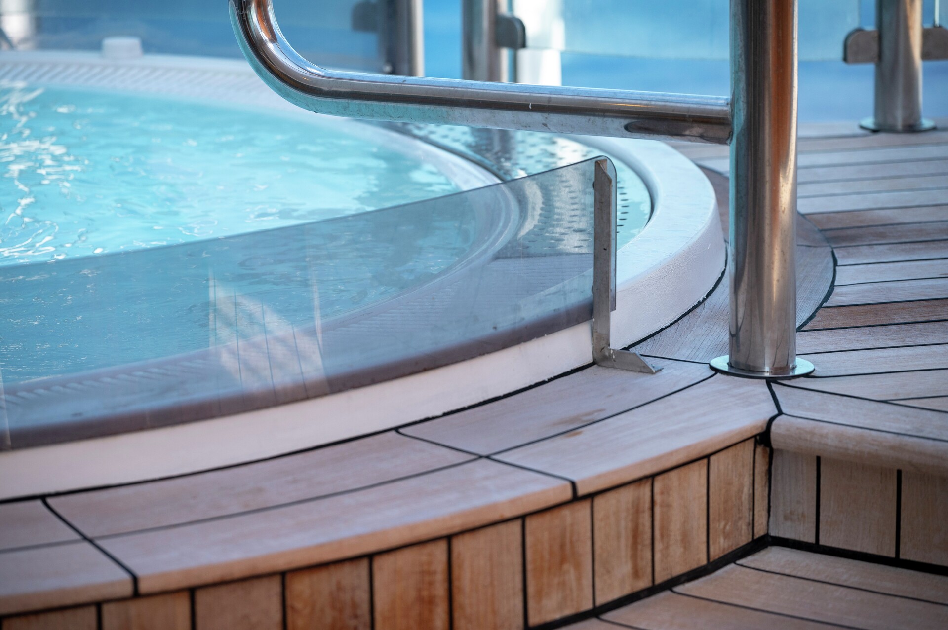 Koppla av i två bubbelpooler på däck 7