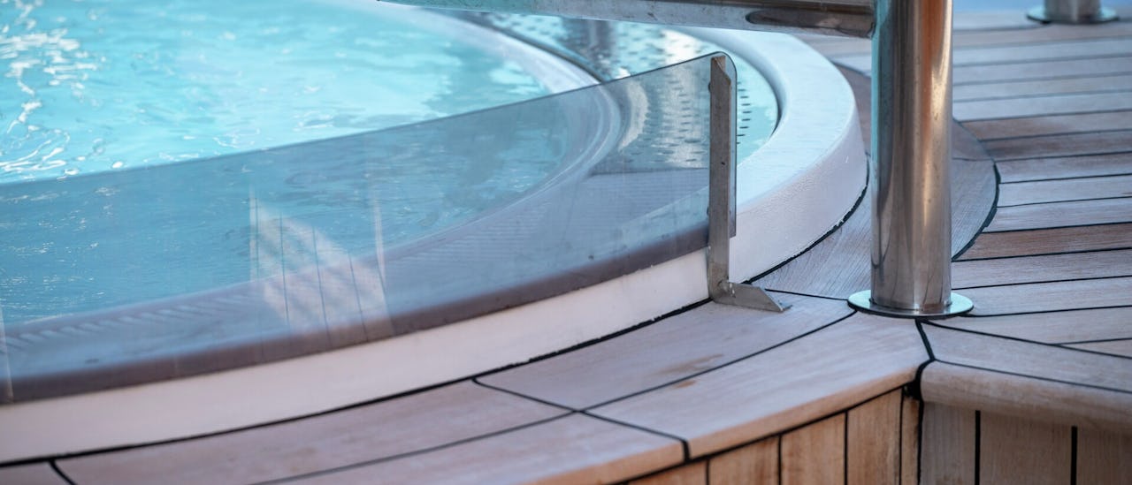 Koppla av i två bubbelpooler på däck 7