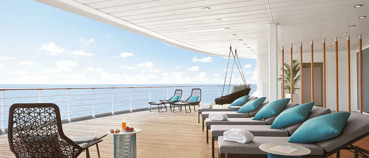 Njut på en av solsängarna i loungen