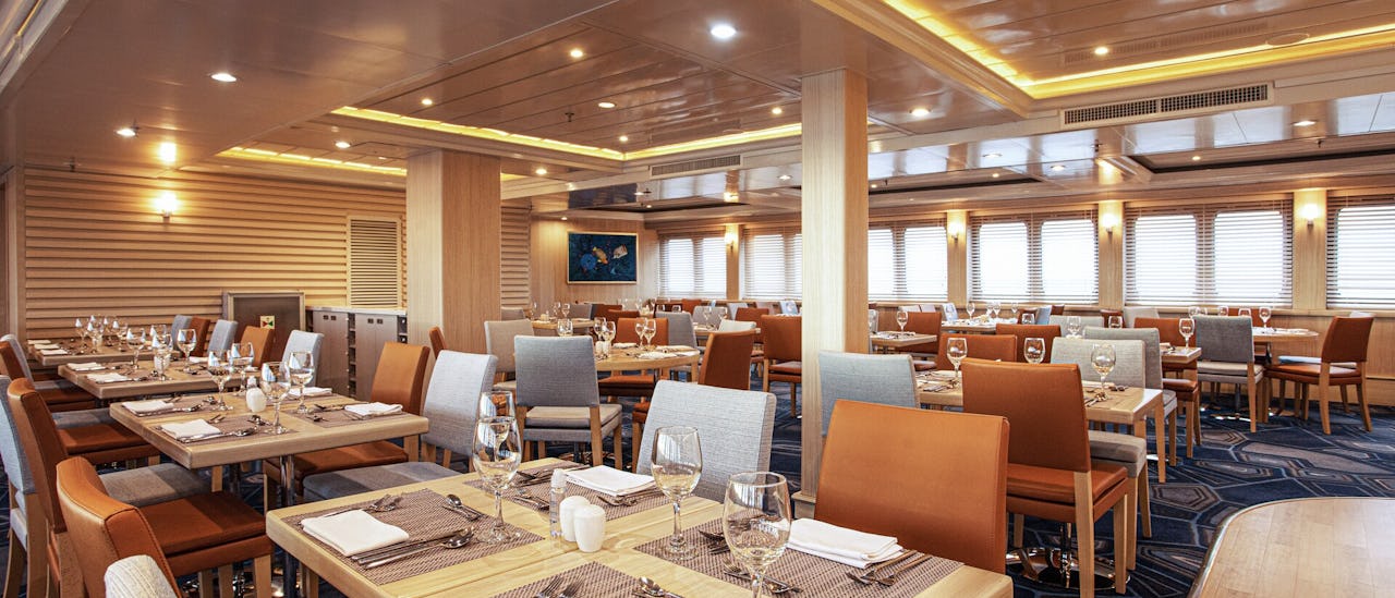 På nedersta däck finns  Beagle Restaurant – en plats för att skämma bort dina sinnen och njuta av all den fantastiska mat som erbjuds