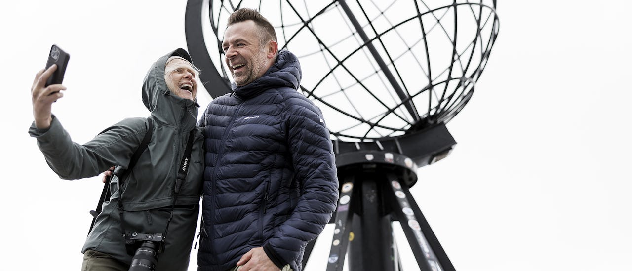 Upplev en dramatisk utsikt från den världsberömda 307 m höga klippan Nordkapsplatån – den europeiska kontinentens nordligaste punkt!