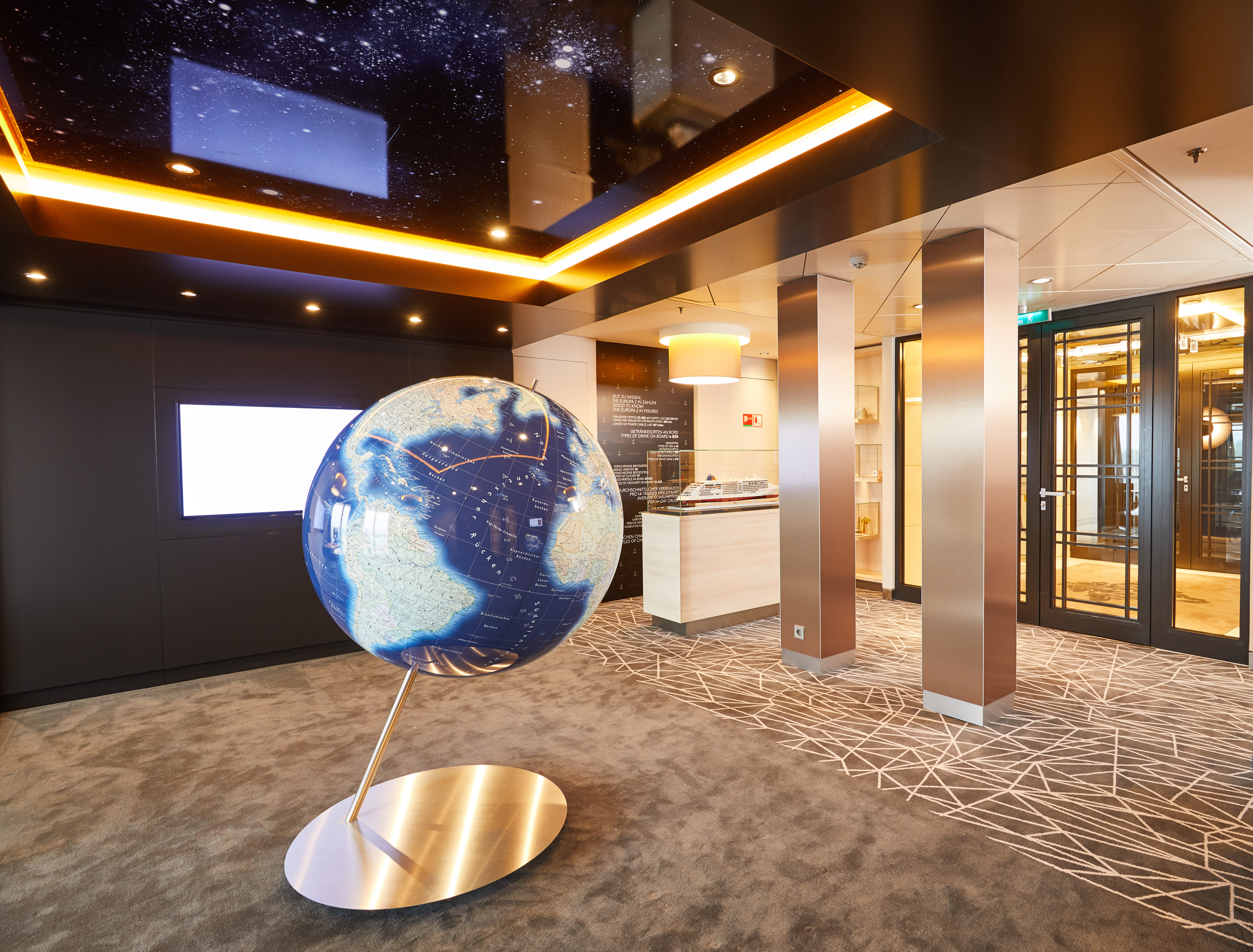 EUROPA 2-museet ligger i Cruise Sales Lounge