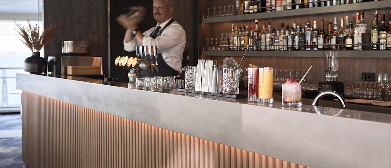 Njut av en drink i baren