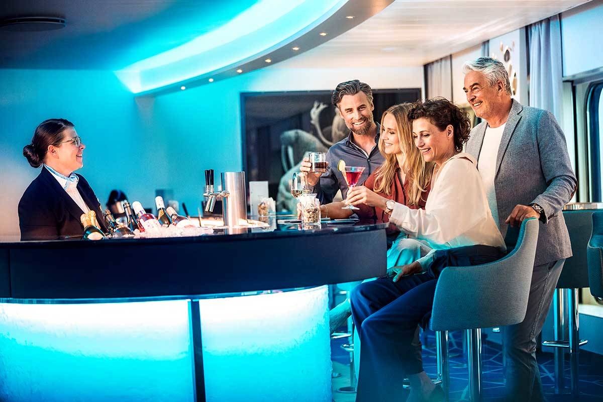 In the evening, the HanseAtrium is transformed into an atmospheric bar where you can see out the day and reflect on your experiences