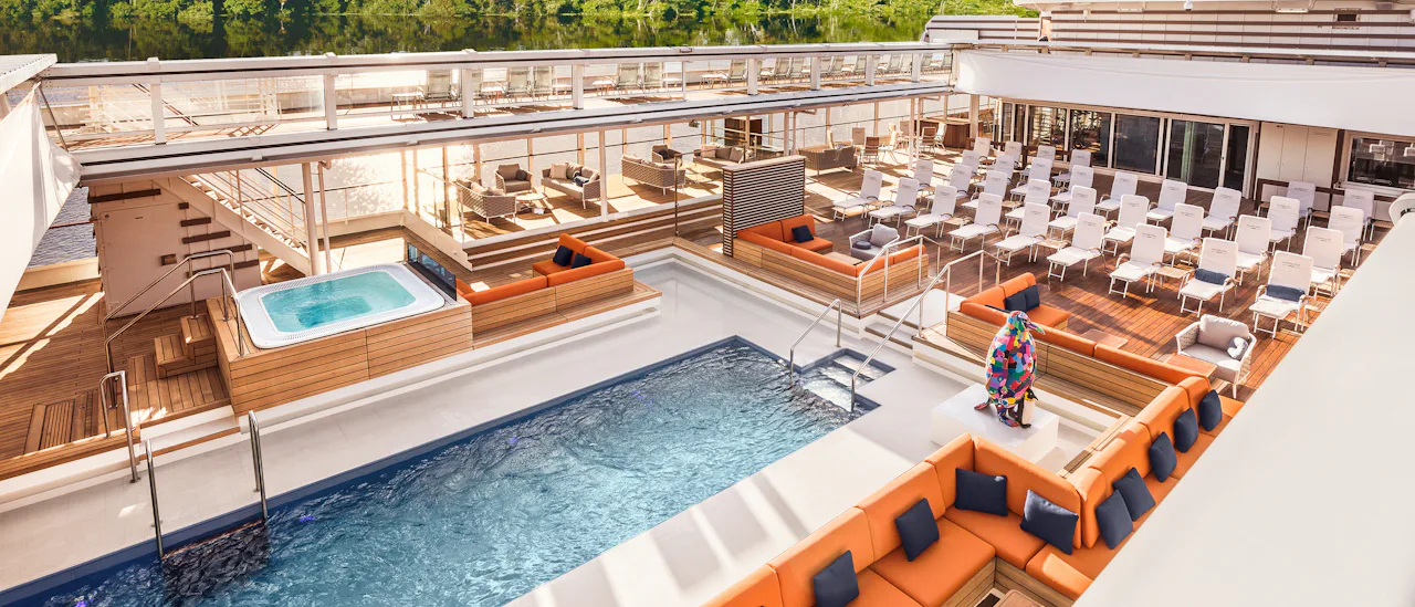 Thanks to its flexible canopy, the pool area with bar can be enjoyed whatever the weather