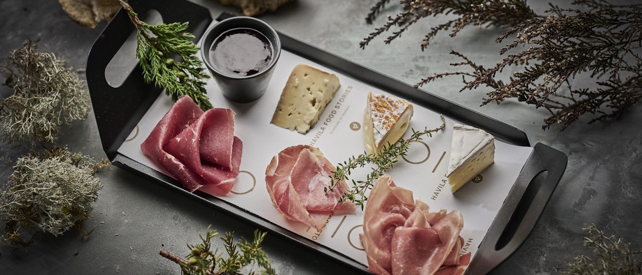 Caféet serverar smårätter, kaffe och kaka, lunch eller en enkel middag