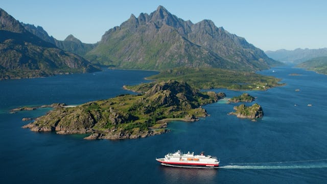 Bilden visar MS Nordkapp som kryssar längs norska kusten.