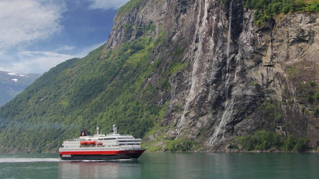 Bilden visar MS Nordlys vid Geiranger fjorden i Norge.