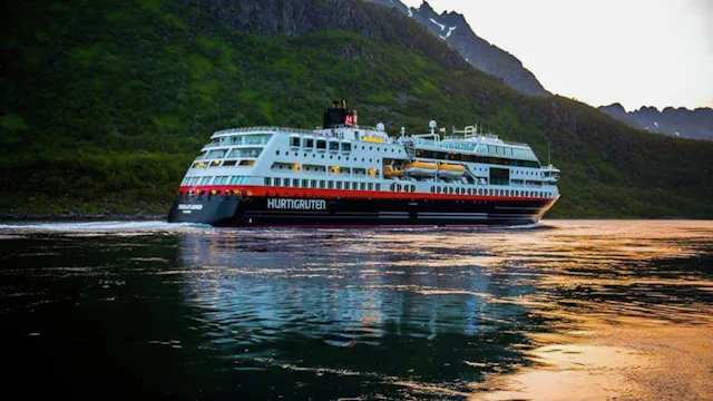 Bilden visar MS Trollfjord på vattnet.