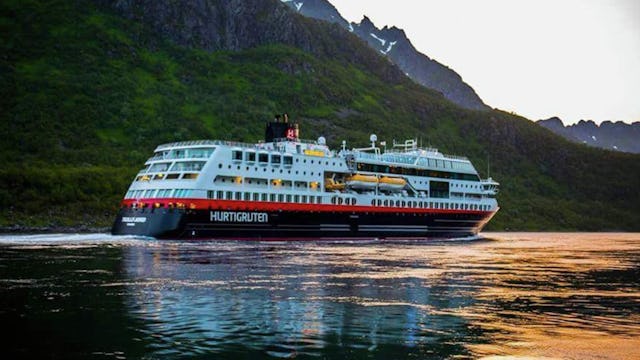 Bilden visar MS Trollfjord på vattnet.