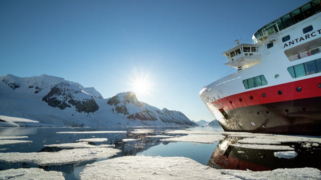 Vacker bild på Hurtigrutens fartyg i Svalbard.