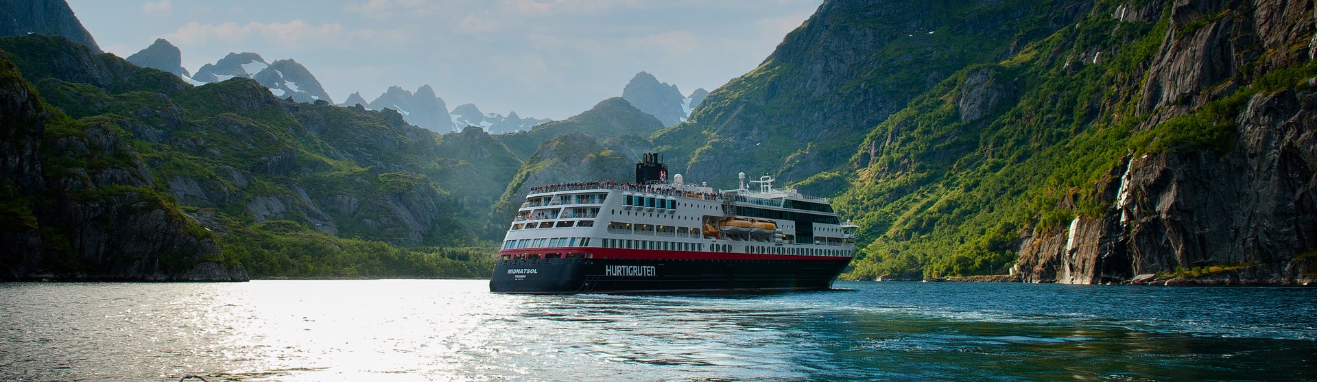 Kryssa ombord Hurtigrutens MS Midnatsol. Bilden visar MS Midatsol i en fjord.