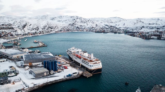 Havila Capella vid kaj i ett vintrigt Hammerfest