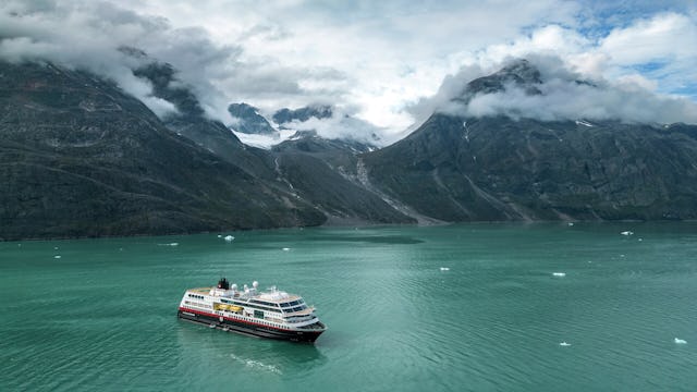 ÅK på äventyrskryssning med HX Hurtigruten Expeditions. Bilden visar MS Maud i evighetsfjorden i Grönland.