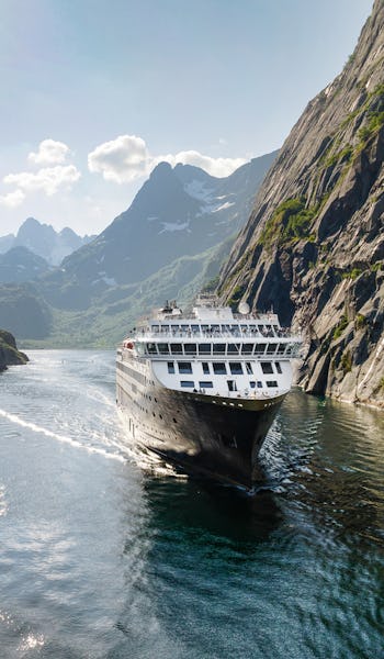 Kryssa med Havila Kystruten längst med norges kust.