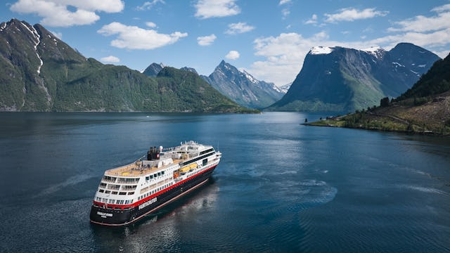 Bilden visar MS Trollfjord i Hjorundfjorden.