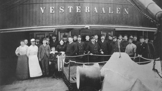 Bilden visar ett historiskt fotografi på Kapten Richard With och hans besättning ombord MS Vesteraalen.