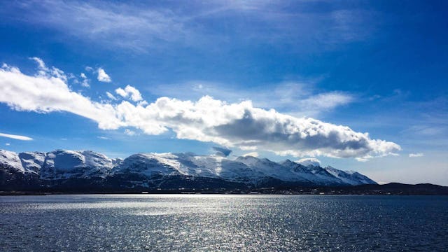 Bilden visar bergskedjan Syv Söstrene på Helgelandskusten