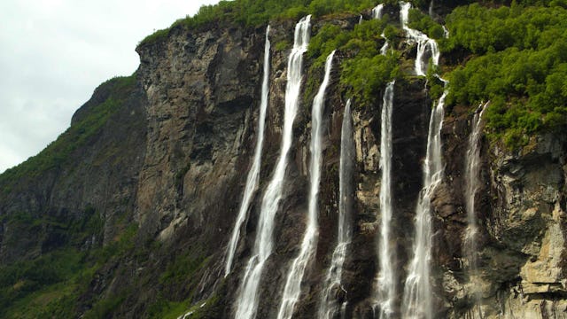 Bilden visar vattenfallet SjuSystrar i Geirangerfjorden