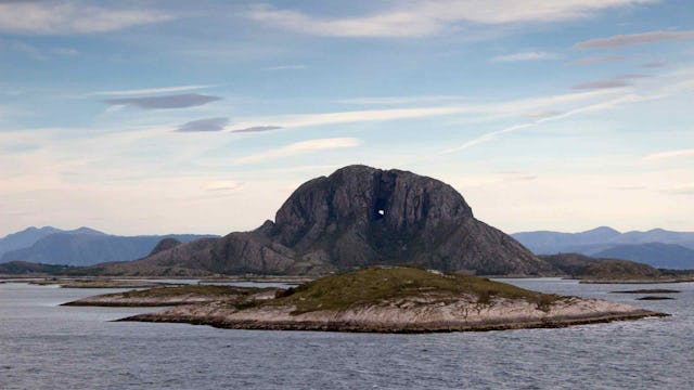 Bilden visar Torghatten, Helgelandskusten
