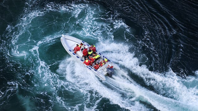 Bilden visar en ribbåt i Saltströmmen, Bodö