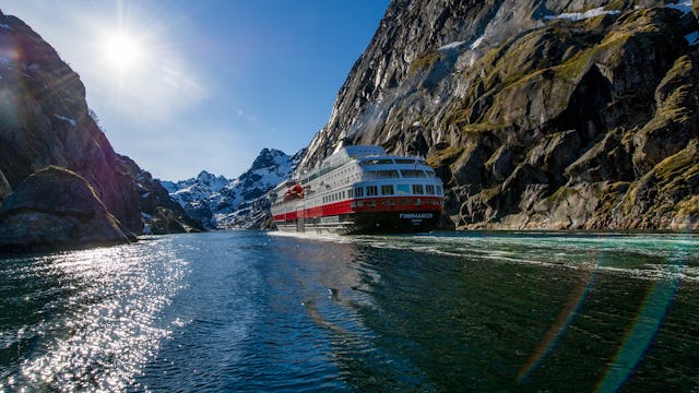Bilden visar Hurtigrutens fartyg i Trollfjorden