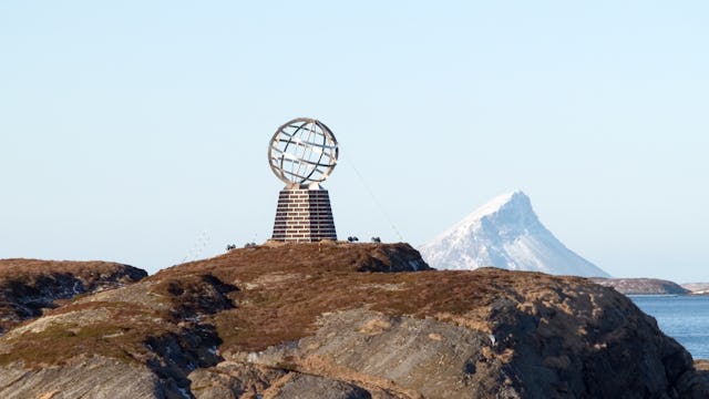 Bilden visar monumentet vid polcirkeln