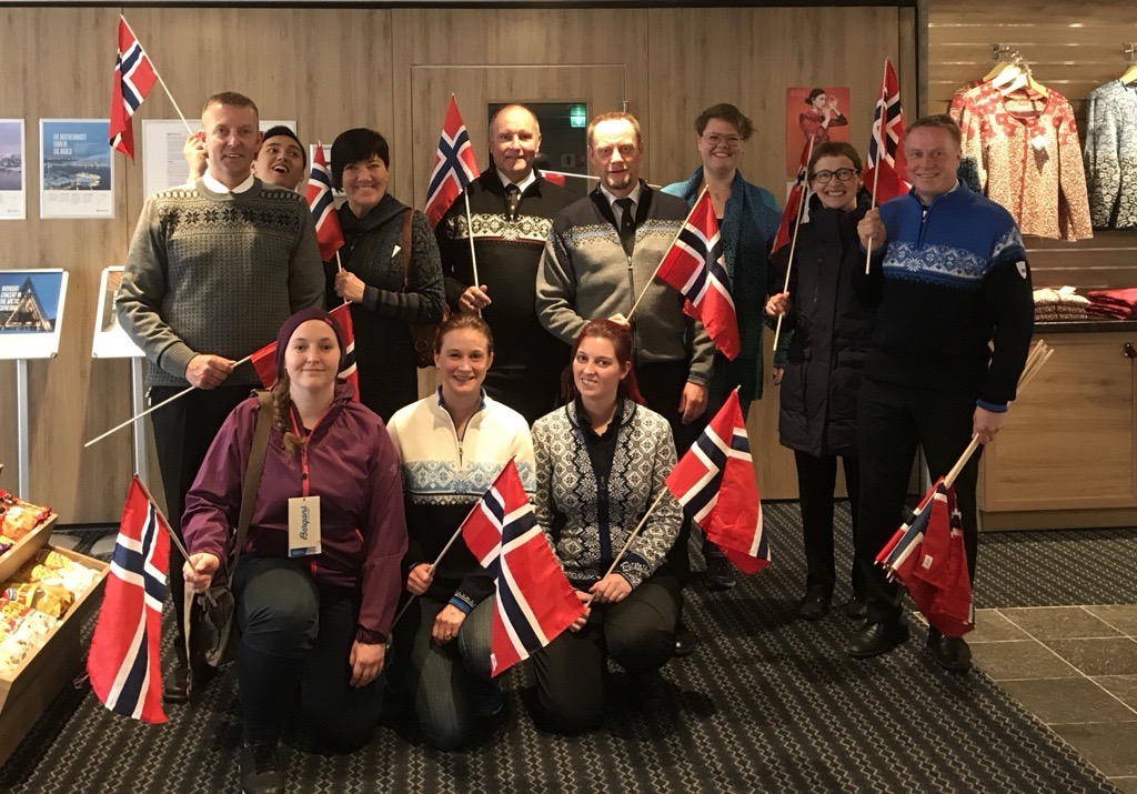 Bilden visar Bengt-Martins färdledare, gäster och personal ombord på fartyget under en gruppresa med Hurtigruten