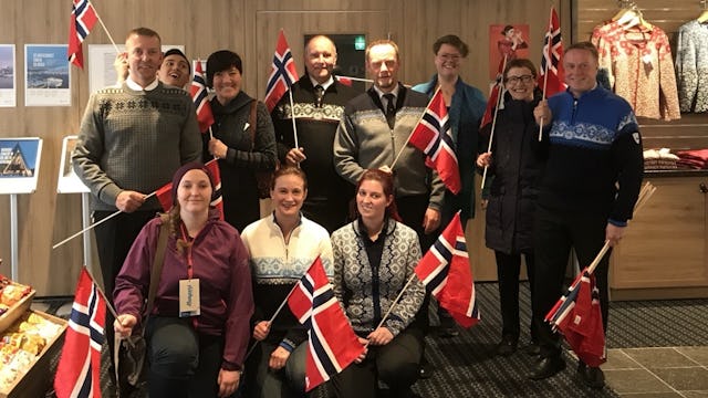 Bilden visar Bengt-Martins färdledare, gäster och personal ombord på fartyget under en gruppresa med Hurtigruten