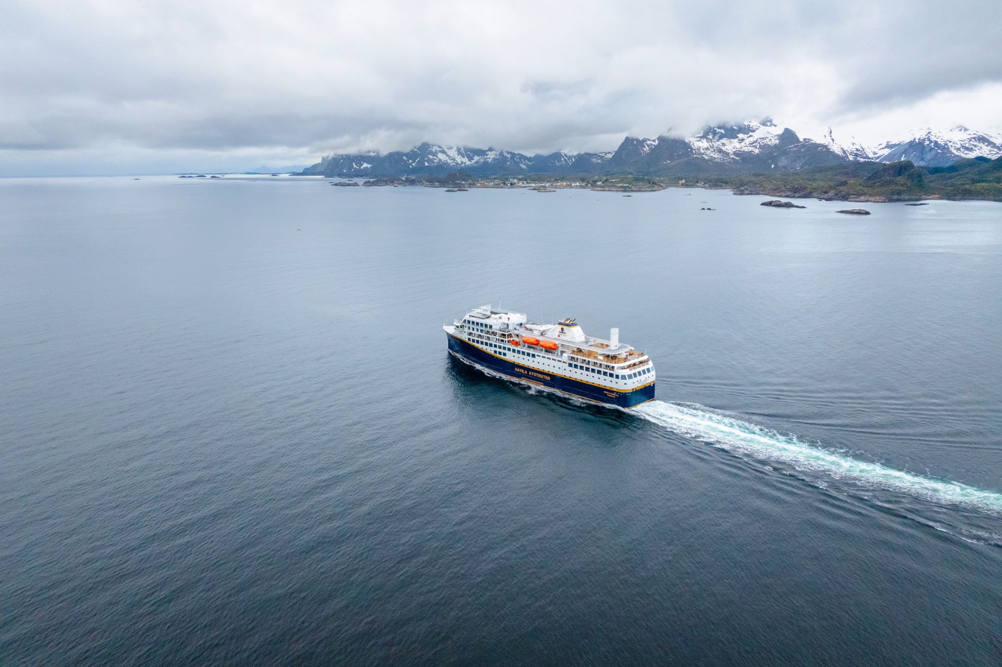 Bilden visar Havilas fartyg till havs i ett vackert vinterlandskap.