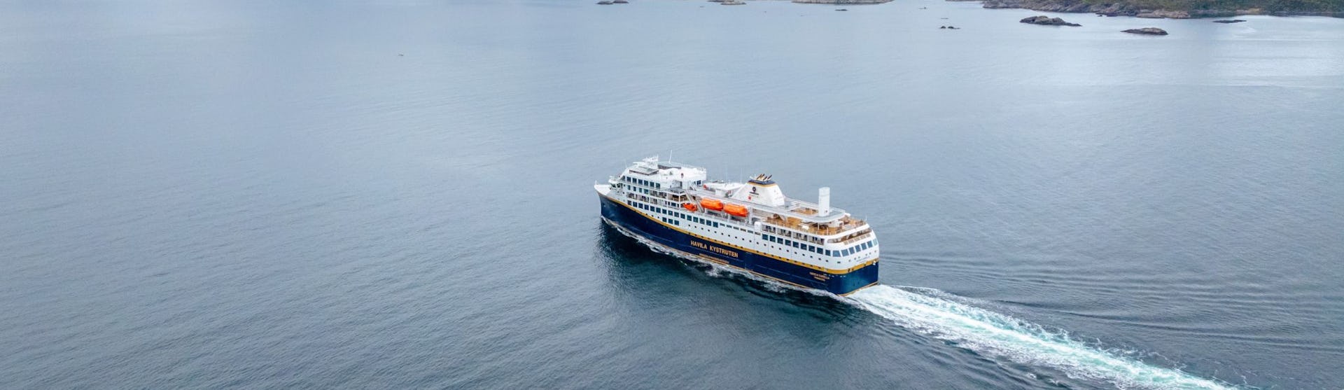 Bilden visar Havilas fartyg till havs i ett vackert vinterlandskap.