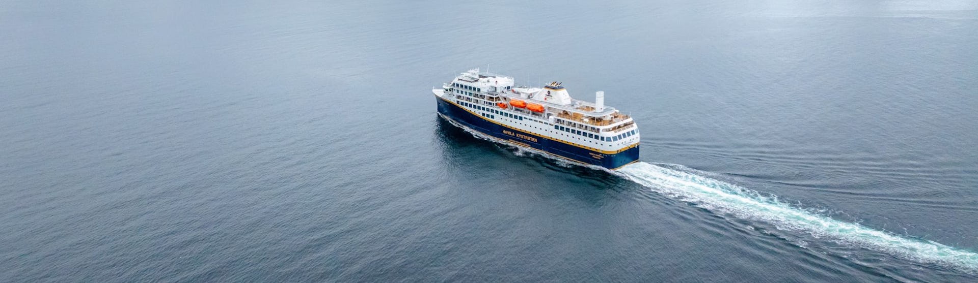 Bilden visar Havilas fartyg till havs i ett vackert vinterlandskap.