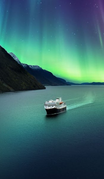 Bilden visar Havilas fartyg till havs under ett fantastiskt norrsken.