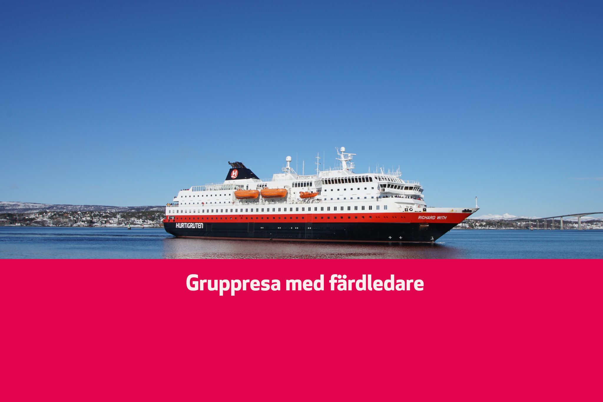Bilden visar Hurtigrutens fartyg till havs en klar och vacker dag. En banner visar texten: Gruppresa med färdledare från Bengt-Martins.