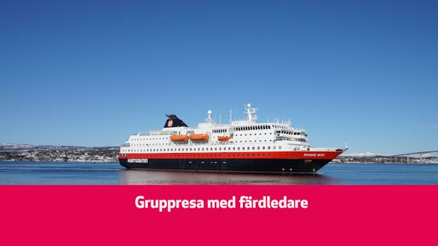 Bilden visar Hurtigrutens fartyg till havs en klar och vacker dag. En banner visar texten: Gruppresa med färdledare från Bengt-Martins.