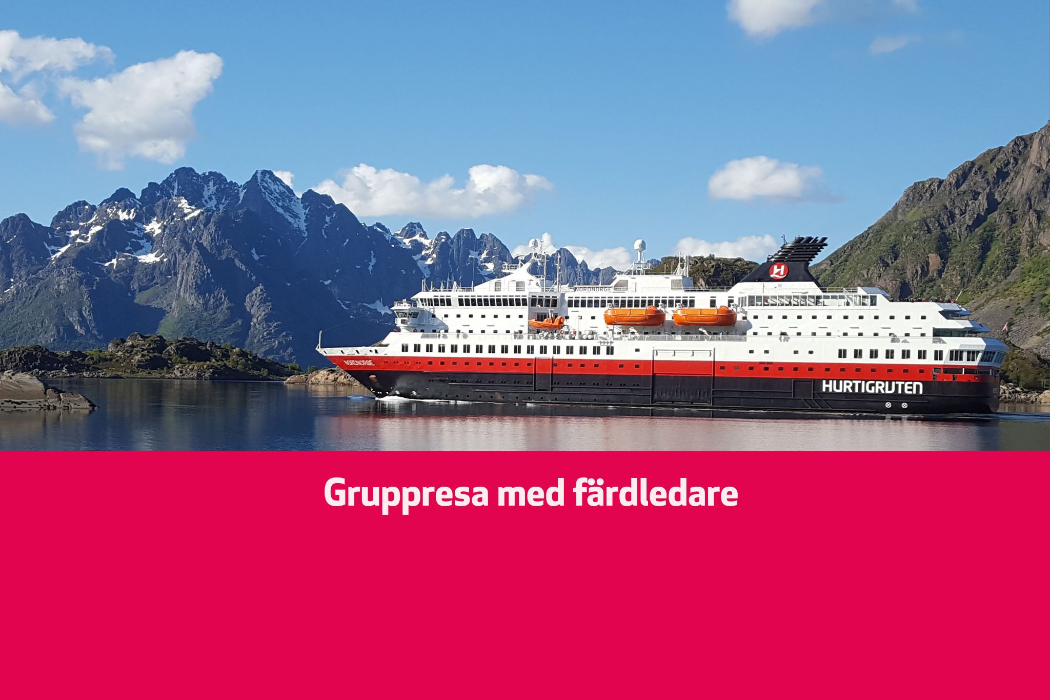 Bilden visar Hurtigrutens fartyg till havs en klar och vacker dag. En banner visar texten: Gruppresa med färdledare från Bengt-Martins.