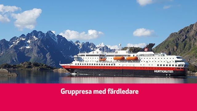 Bilden visar Hurtigrutens fartyg till havs en klar och vacker dag. En banner visar texten: Gruppresa med färdledare från Bengt-Martins.