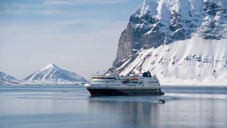 HX Expeditions skepp i havet
