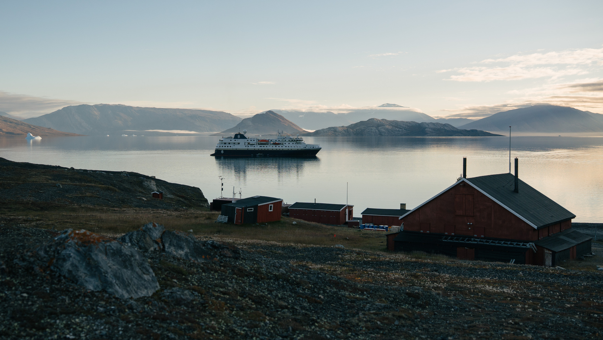 HX Expedition fartyg på spegelblankt hav