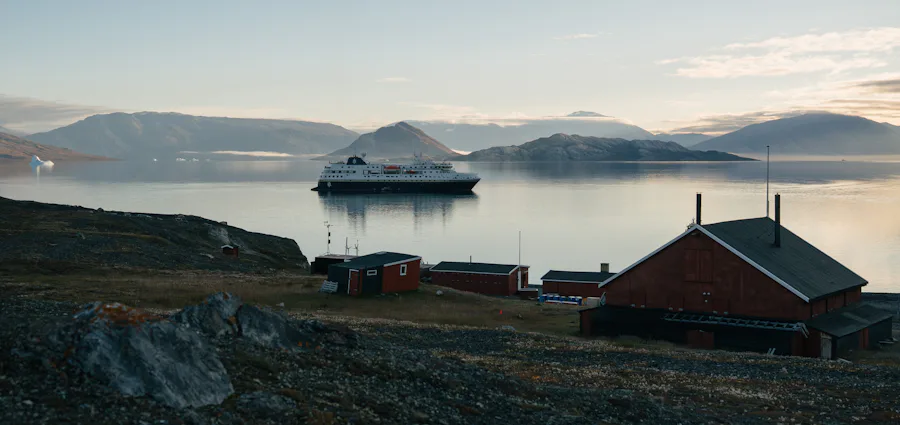 HX Expedition fartyg på spegelblankt hav