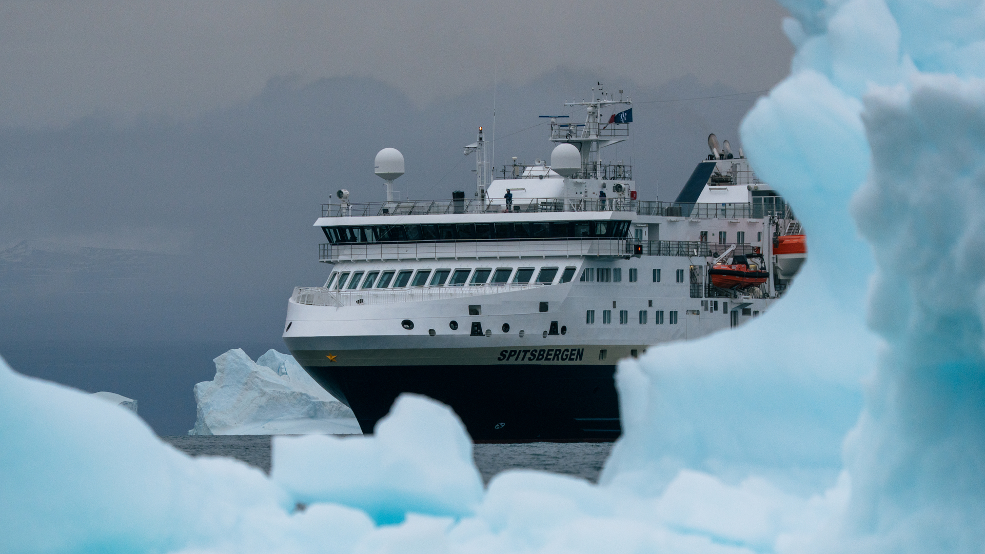 HX Expedition fartyg kryssar bland is