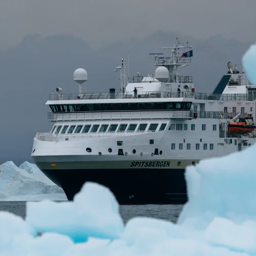 HX Expedition fartyg kryssar bland is