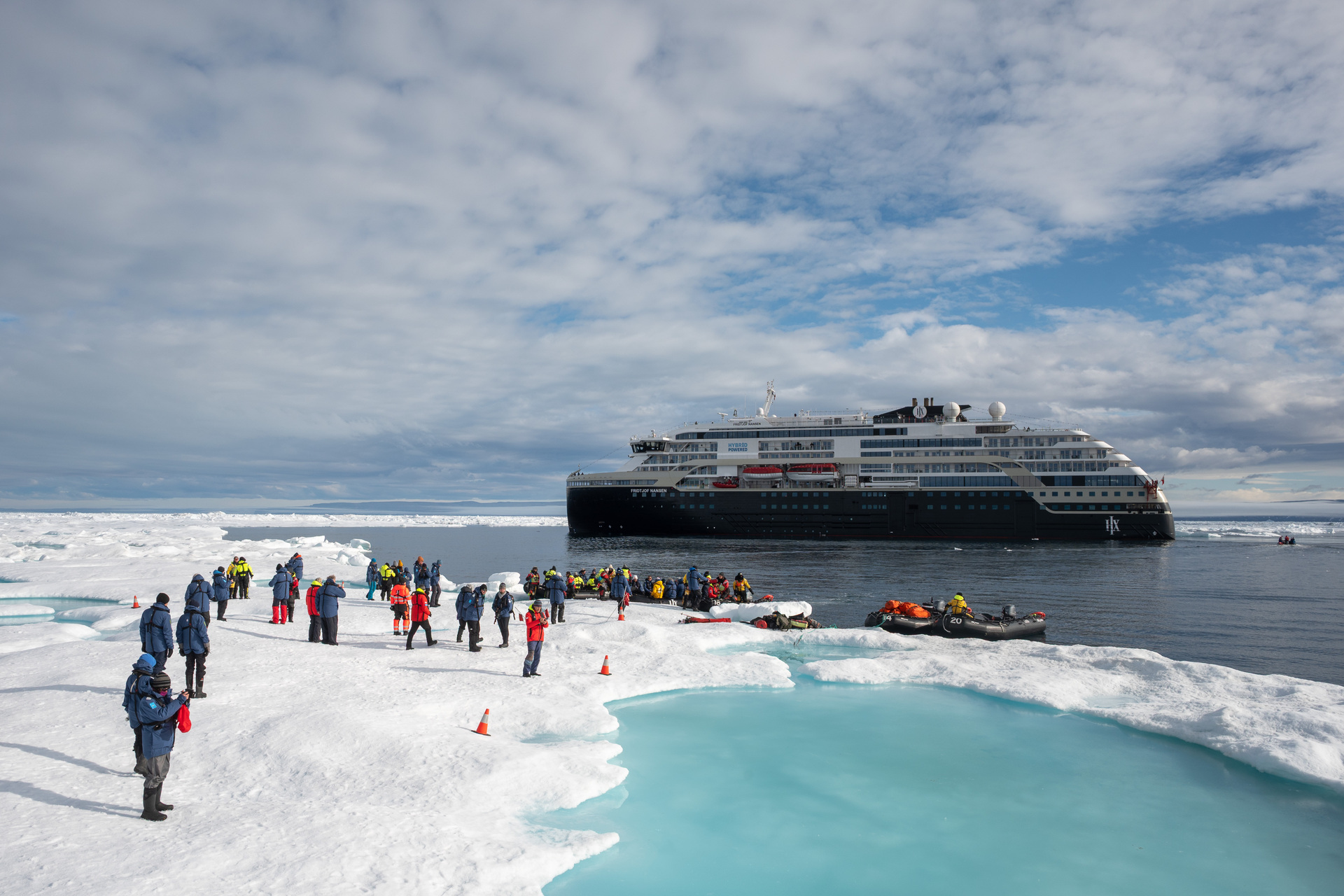 HX Expedition fartyg i Grönland med människor på utflykt  