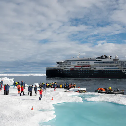 HX Expedition fartyg i Grönland med människor på utflykt