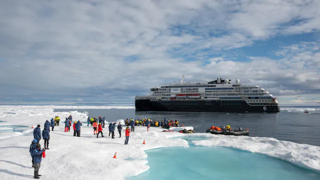 HX Expedition fartyg i Grönland med människor på utflykt