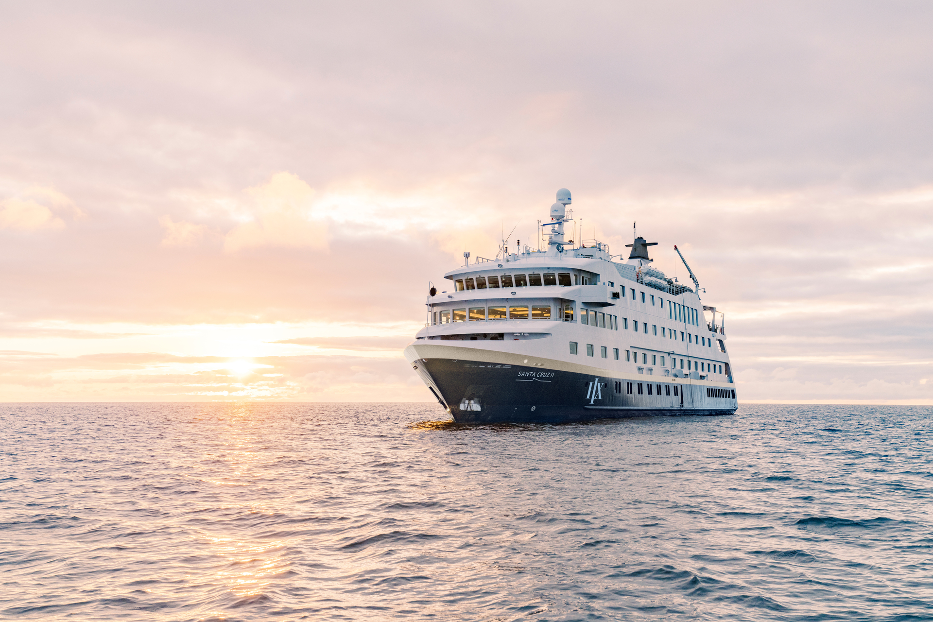 MS Santa Cruz II fartyg på havet i soluppgång 