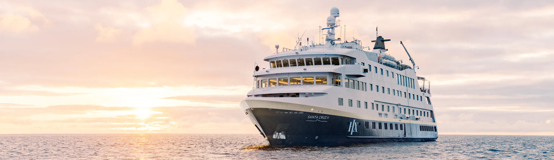 MS Santa Cruz II fartyg på havet i soluppgång