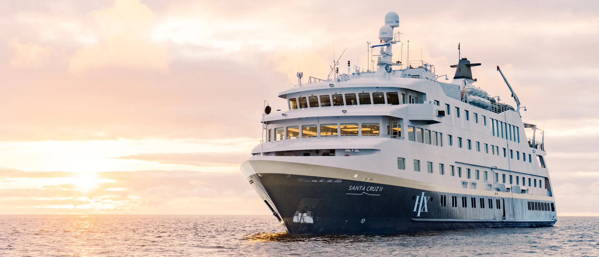 MS Santa Cruz II fartyg på havet i soluppgång